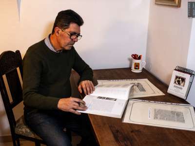 Troviamo ad esempio l�uomo seduto a un vecchio tavolo